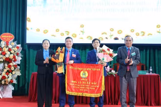 Thừa ủy quyền của Chủ tịch Tổng Liên đoàn Lao động Việt Nam, lãnh đạo Tập đoàn Công nghiệp cao-su Việt Nam và đại diện lãnh đạo Liên đoàn Lao động tỉnh Điện Biên trao Cờ thi đua tập thể lao động xuất sắc cho tập thể Công ty cổ phần cao-su Việt Nam. (Ảnh: TRUNG KIÊN)