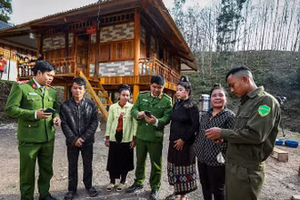 Cán bộ chiến sĩ Công an tỉnh Điện Biên hướng dẫn nhân dân xã Hua Thanh, huyện Điện Biên cài đặt ứng dụng VNeID trên điện thoại.