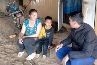 Giáo viên Trường dân tộc bán trú tiểu học Leng Su Sìn vận động học sinh trở lại trường.