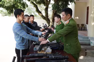 Người dân trên địa bàn tỉnh Điện Biên tự nguyện giao nộp vũ khí cho Công an.