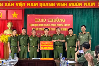 Đại tá Phạm Trường Giang, Phó Giám đốc Công an tỉnh Điện Biên trao thưởng nóng cho các đơn vị phá thành công chuyên án.