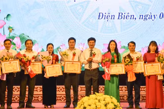 Đồng chí Lê Thành Đô, Chủ tịch Ủy ban nhân dân tỉnh Điện Biên trao Bằng khen tặng các cá nhân có thành tích xuất sắc trong các phong trào thi đua.