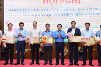 Đồng chí Mùa A Sơn, Phó Bí thư Thường trực Tỉnh ủy cùng đồng chí Lê Thành Đô, Chủ tịch UBND tỉnh Điện Biên trao Bằng khen tặng các cá nhân có nhiều đóng góp trong thực hiện chương trình.