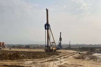 Các xe, máy trên công trường thi công đường cất, hạ cánh hoạt động cầm chừng vì thiếu nguyên liệu.