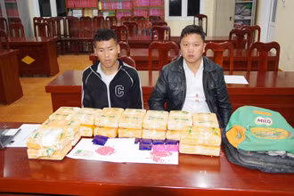 Già và Súa cùng tang vật 120 nghìn viên ma túy tổng hợp.