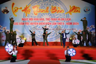 Tiết mục văn nghệ đặc sắc chào mừng ngày hội thu hút đông đảo nhân dân theo dõi, cổ vũ.