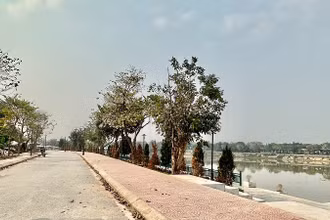 Điểm đầu tuyến đường được lựa chọn đặt tên nữ đảng viên Đảng Cộng sản Pháp Raymonde Dien nằm sát ngay đầu cầu Mường Thanh lịch sử. 