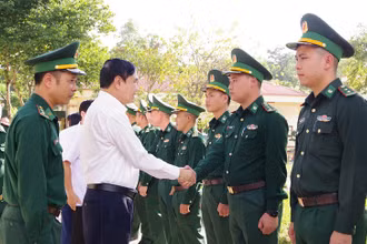 Đồng chí Trần Quốc Cường, Ủy viên Trung ương Đảng, Bí thư Tỉnh ủy Điện Biên ân cần thăm hỏi cán bộ, chiến sĩ Đồn Biên phòng Mường Nhé.