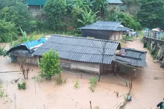 Một trong số các ngôi nhà của người dân xã Leng Su Sìn, huyện Mường Nhé bị ngập do mưa lớn.