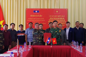 Đoàn trưởng hai đoàn công tác trao biên bản ghi nhớ ký kết hội đàm.