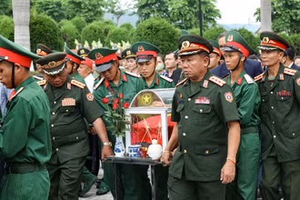 Cán bộ, chiến sĩ và nhân dân các dân tộc Điện Biên long trọng truy điệu, an táng hài cốt các liệt sĩ tại Nghĩa trang liệt sĩ Tông Khao, huyện Điện Biên, tỉnh Điện Biên.