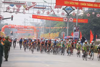 Chặng đua đầu tiên quanh thành phố Điện Biên Phủ có 105 vận động viên các câu lạc bộ tham gia.