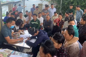 Cán bộ Công ty Cổ phần Cao su Điện Biên chi trả tiền góp đất cho người dân xã Mường Pồn (huyện Điện Biên).