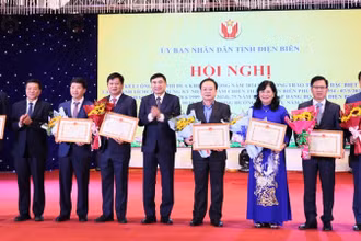 Đồng chí Trần Quốc Cường, Ủy viên Trung ương Đảng, Bí thư Tỉnh ủy Điện Biên trao Bằng khen của Thủ tướng Chính phủ tặng các cá nhân. 