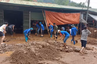 Đoàn viên thanh niên huyện Điện Biên Đông hỗ trợ người dân bản Suối Lư khắc phục hậu quả lũ quét xảy ra vào rạng sáng 10/5 vừa qua.