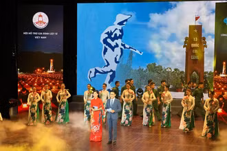 Chương trình nghệ thuật tri ân liệt sĩ “Tên anh đã thành tên đất nước”.