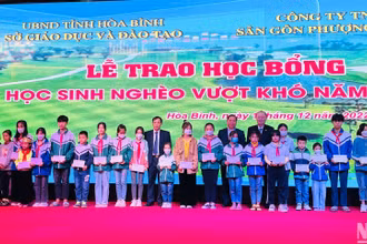 Trao học bổng cho các học sinh nghèo vượt khó.