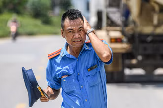 [Ảnh] Ca trực của thanh tra giao thông dưới nắng gắt 40 độ C