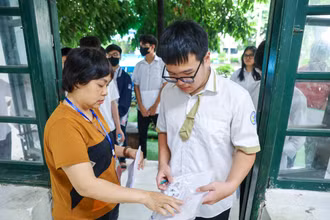 [Ảnh] Hơn 105.000 thí sinh Hà Nội bước vào môn thi Ngữ văn