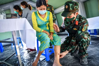 [Ảnh] Những thầy thuốc Quân đội trong vùng tâm chấn Myanmar