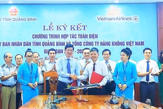 Tỉnh Quảng Bình và Vietnam Airlines ký kết hợp tác cùng phát triển.