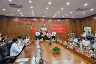 Ban Chấp hành Đảng bộ tỉnh chúc mừng Đại tá Đặng Cao Đạt và đồng chí Lại Văn Loan