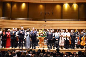 Tổng Bí thư Tô Lâm và Phu nhân cùng Phó Thủ tướng Singapore Heng Swee Keat và phu nhân tặng hoa cho các nghệ sĩ. (Ảnh: Thống Nhất/TTXVN)