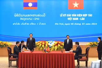 Hai bên ký Bản ghi nhớ về phát triển và kết nối hạ tầng thương mại biên giới giữa Chính phủ nước Cộng hòa xã hội chủ nghĩa Việt Nam và Chính phủ nước Cộng hòa Dân chủ Nhân dân Lào.