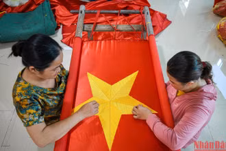 Theo các cụ cao niên trong làng, nghề may cờ Tổ quốc ở làng Từ Vân bắt đầu từ những ngày Cách mạng tháng Tám năm 1945. Tại Quảng trường Ba Đình lịch sử, nơi Chủ tịch Hồ Chí Minh đọc bản Tuyên ngôn Độc lập ngày 2/9/1945, có hàng ngàn lá cờ đỏ sao vàng bay phấp phới do người dân làng Từ Vân may.