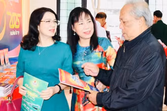 Gian trưng bày của Báo Bà Rịa-Vũng Tàu được nhiều lão thành cách mạng và nhân dân tham quan và đọc báo.