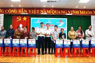 Đại tá Cao Xuân Quận Phó Chính ủy Bộ Tư lệnh Vùng Cảnh sát biển 3 và lãnh đạo Ban Dân vận Thành ủy Vũng Tàu trao quà cho các gia đình chính sách, ngư dân có hoàn cảnh khó khăn.