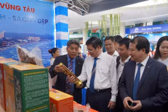 Các đại biểu tham quan các gian hàng sản phẩm OCOP bên ngoài Hội nghị.