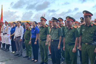 Cán bộ, chiến sĩ Công an tỉnh cùng các cơ quan chức năng dự lễ truy tặng Huân chương bảo vệ Tổ quốc và Huy hiệu “Tuổi trẻ dũng cảm” đối với Thượng sĩ Nguyễn Ngọc Minh Nhật.