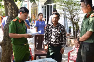 Cơ quan Cảnh sát điều tra Công an tỉnh đọc các quyết định khởi tố, bắt tạm giam đối với Trần Đình Toan (sinh năm 1958, trú tại phường Kim Dinh, thành phố Bà Rịa) về tội Lợi dụng các quyền tự do dân chủ xâm phạm lợi ích của Nhà nước, quyền, lợi ích hợp pháp của tổ chức, cá nhân quy định tại khoản 2 Điều 331 Bộ luật Hình sự. 
