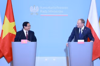 Thủ tướng Phạm Minh Chính và Thủ tướng Ba Lan Donald Tusk tại cuộc gặp báo chí hai nước sau hội đàm (16/1/2025). Ảnh: Dương Giang-TTXVN