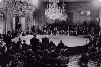 Quang cảnh lễ ký kết chính thức Hiệp định Paris. Ảnh tư liệu