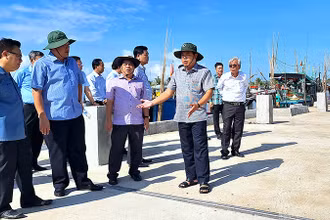 Đồng chí Nguyễn Tiến Hải kiểm tra hoạt động tại bến cá Khánh Hội, huyện U Minh.