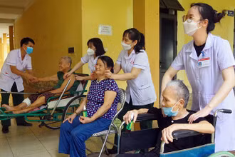 Các y, bác sĩ Bệnh viện Quân y 4 thuộc Cục Hậu cần Quân khu 4 xoa bóp, trị liệu cho các thương binh tại Trung tâm Điều dưỡng thương binh tỉnh Nghệ An.