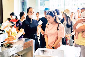 Du khách dùng vé điện tử quét mã QR khi tham quan Bảo tàng Quảng Ninh. 