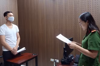 Cơ quan Cảnh sát điều tra (Công an tỉnh Bắc Kạn) bắt một đối tượng cho vay lãi nặng tại huyện Ba Bể. (Ảnh NGỌC ÁNH)