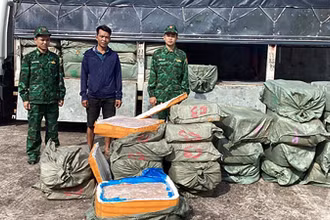 Chủ phương tiện và hàng hóa vận chuyển thực phẩm đông lạnh không rõ nguồn gốc bị cán bộ, chiến sĩ Đồn Biên phòng Quảng Đức (Bộ đội Biên phòng Quảng Ninh) thu giữ. (Ảnh XUÂN HÙNG)