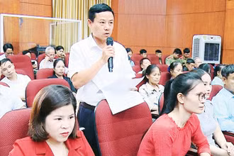 Người dân phát biểu tại buổi đối thoại với người đứng đầu cấp ủy, chính quyền huyện Phúc Thọ.