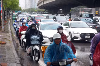 Người dân đội mưa về quê sáng 29/4, cửa ngõ phía nam Thủ đô ùn tắc phương tiện.