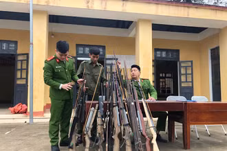 Công an xã Quang Minh, huyện Văn Yên (Yên Bái) kiểm đếm vũ khí tự chế.