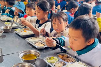 Rất vui khi được ăn thế này! (Ảnh: THANH SƠN)