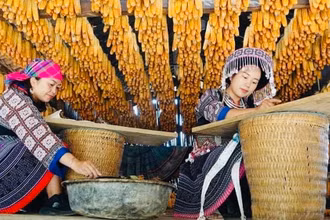 Vễ sáp ong của đồng bào H' Mông Mù Cang Chải, được du khách ưa chuộng khám phá. (Ảnh: THANH SƠN)