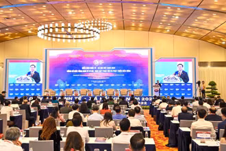 Chủ tịch Quốc hội Vương Đình Huệ phát biểu tại Diễn đàn Kinh tế-Xã hội Việt Nam 2022 với chủ đề "Củng cố nền tảng kinh tế vĩ mô, thúc đẩy phục hồi và phát triển bền vững" do Ủy ban Kinh tế của Quốc hội, Ban Kinh tế Trung ương Đảng, Học viện Chính trị Quốc gia Hồ Chí Minh và Viện Hàn lâm Khoa học xã hội Việt Nam phối hợp tổ chức ngày 18/9/2022. (Ảnh: DUY LINH)