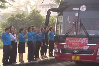 Lãnh đạo Liên đoàn Lao động Long An và mạnh thường quân chào tạm biệt công nhân trên các chuyến xe về quê đón Tết.