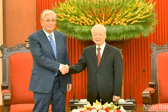 Tổng Bí thư Nguyễn Phú Trọng tiếp Tổng thống Cộng hòa Kazakhstan Kassym-Jomart Tokayev.