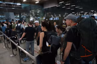 Du khách chờ nhập cảnh tại sân bay quốc tế Suvarnabhumi, Bangkok, Thái Lan (Nguồn: Bangkok Post)